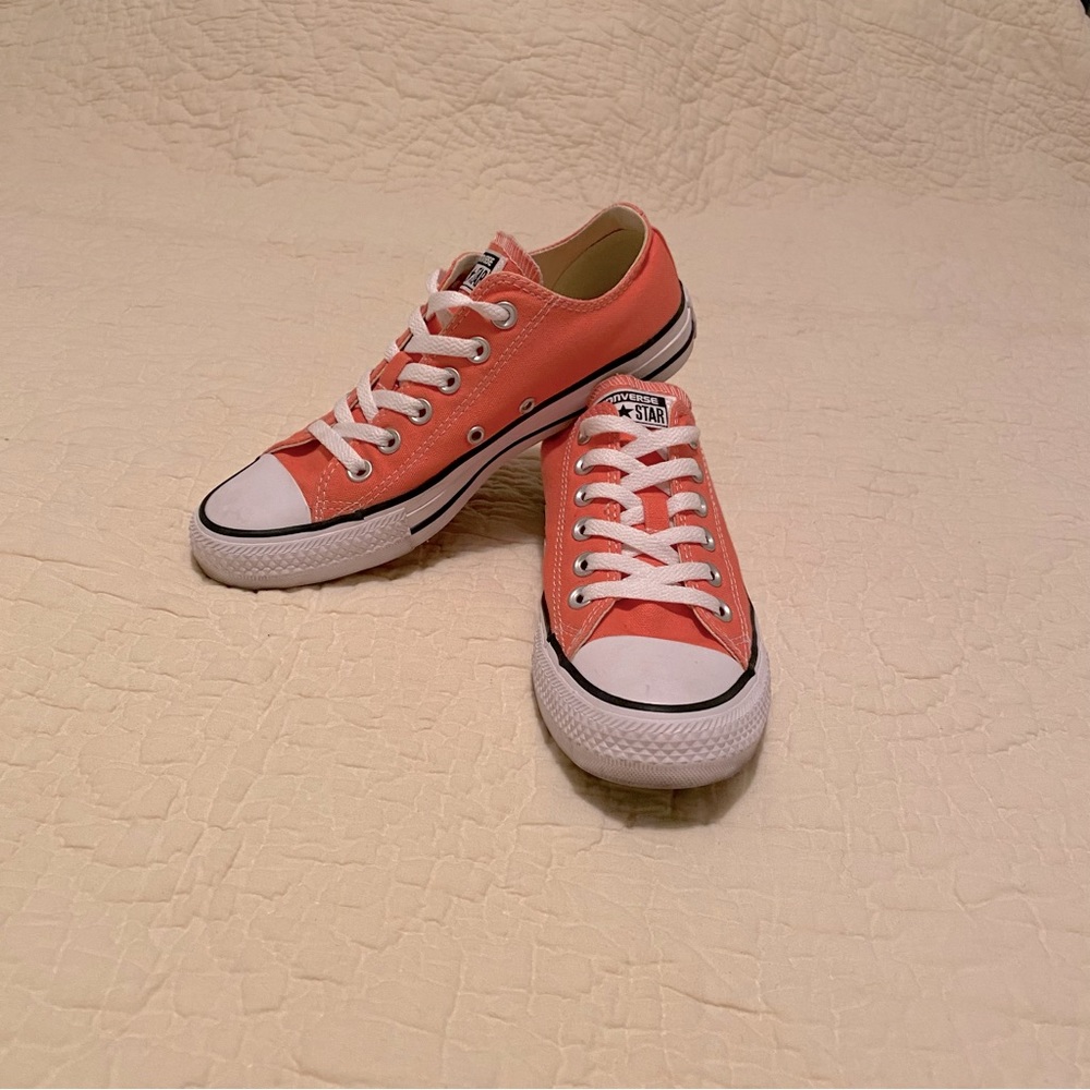 CONVERSE Chuck Taylor Low Top Women’s US size 7, GREAT cond, color peach/coral